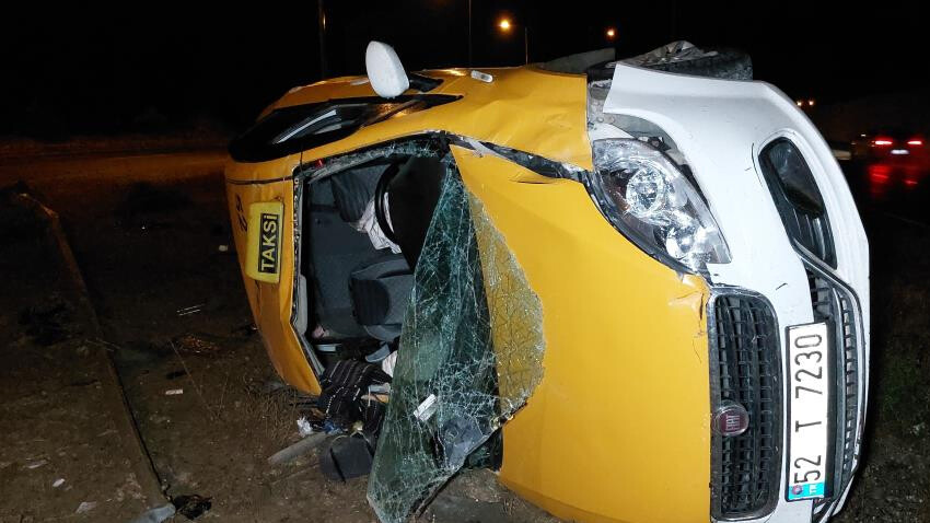Samsun'da cenaze dönüşü feci kaza! Takla atan araçta 4 yaralı Samsun'da cenaze dönüşü feci kaza! Takla atan araçta 4 yaralı