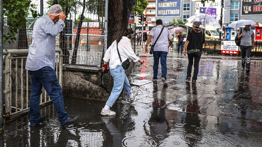 Şemsiyesiz dışarı çıkmayın! AKOM'dan İstanbul'a yeni uyarı: Hafta sonuna dikkat... İstanbul'da dün sabah saatlerinden bu yana etkili olan sağanak yağışla ilgili AKOM'dan yeni bir açıklama geldi.