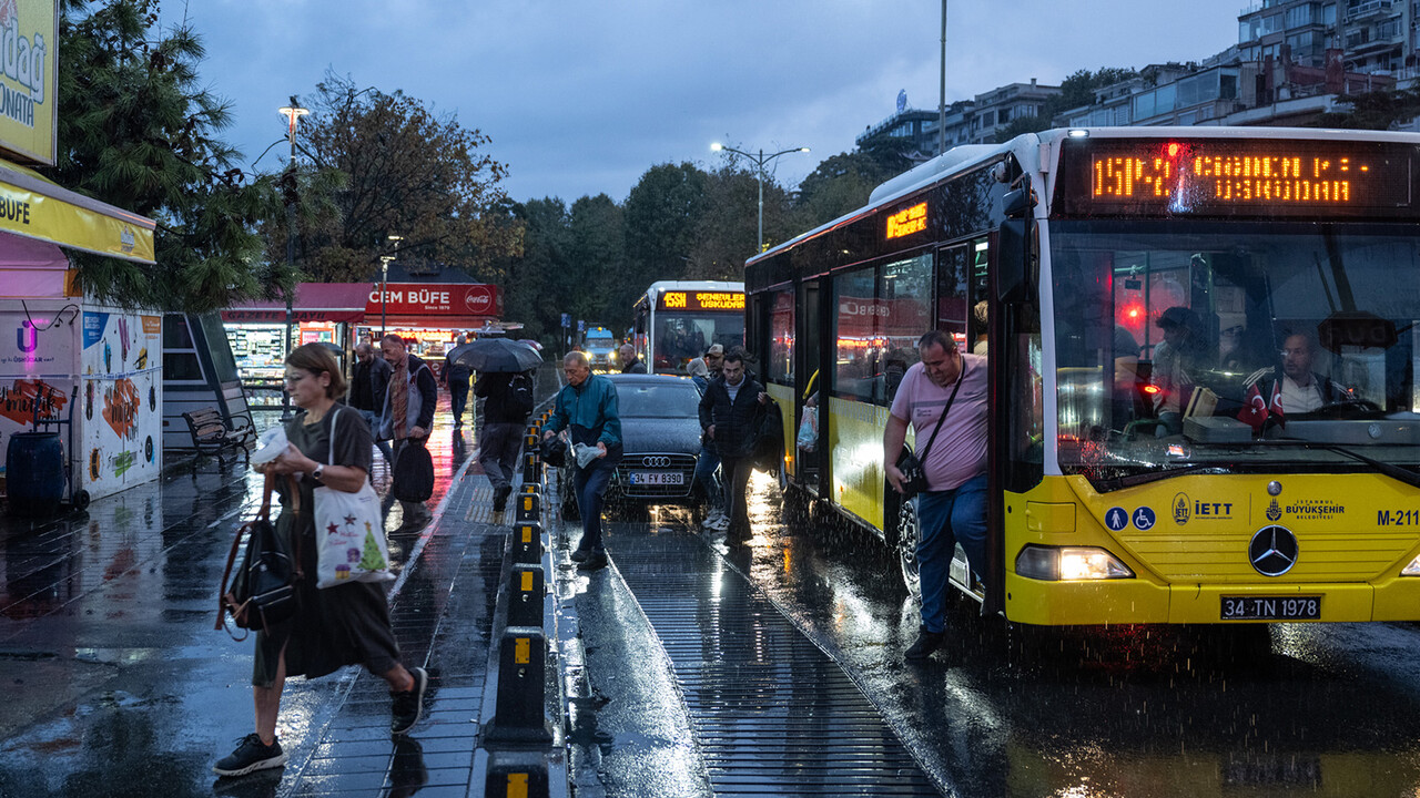Sağanak Anadolu yakasını vurdu: Araçlar yollarda kaldı, kazalar peş peşe... Sağanak Anadolu yakasını vurdu: Araçlar yollarda kaldı, kazalar peş peşe...