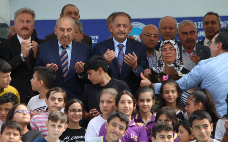 Bakan Özhaseki: Hala 1 milyon 900 bin vatandaşımız evlerinin dışında Bakan Özhaseki: Hala 1 milyon 900 bin vatandaşımız evlerinin dışında