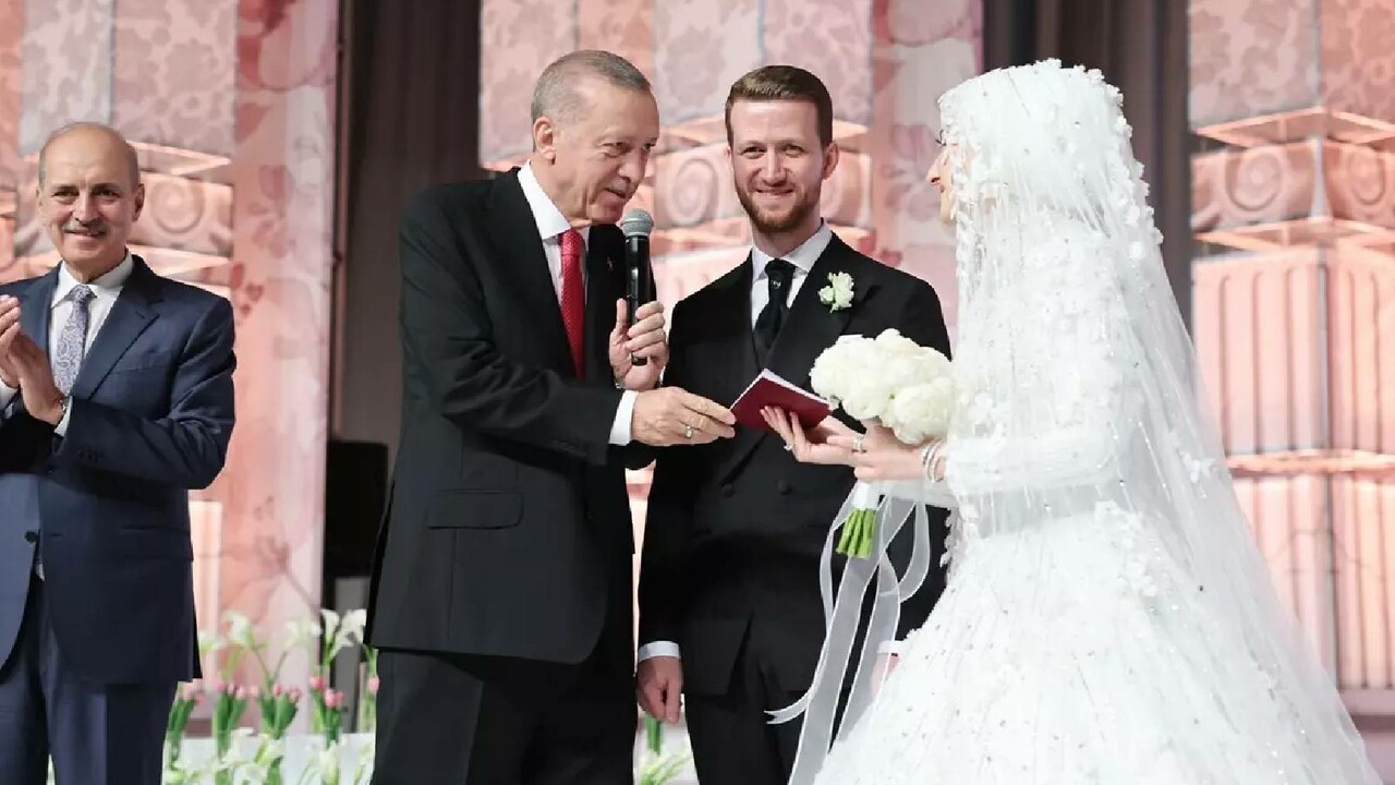 Cumhurbaşkanı Erdoğan yeğeninin nikahına katıldı Cumhurbaşkanı Erdoğan yeğeninin nikahına katıldı