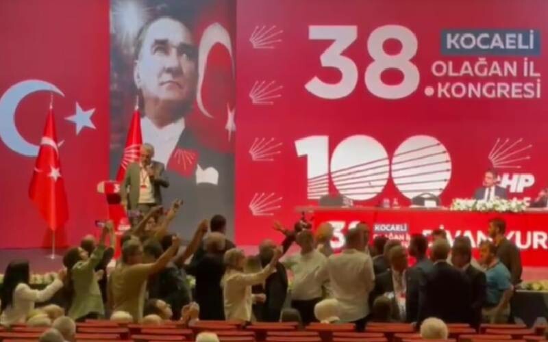 CHP’de yine aynı manzara! Kocaeli İl Kongresi karıştı: Vekil ile eski ilçe başbakanı birbirine girdi CHP’de yine aynı manzara! Kocaeli İl Kongresi karıştı: Vekil ile eski ilçe başbakanı birbirine girdi