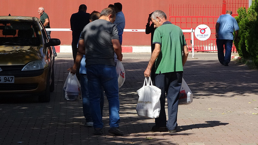 ESK'da ucuz et nöbeti, vatandaş kuyruğa girdi: Yetişen aldı, yetişemeyen eli boş döndü: İşte güncel et fiyatları ESK'da ucuz et nöbeti, vatandaş kuyruğa girdi