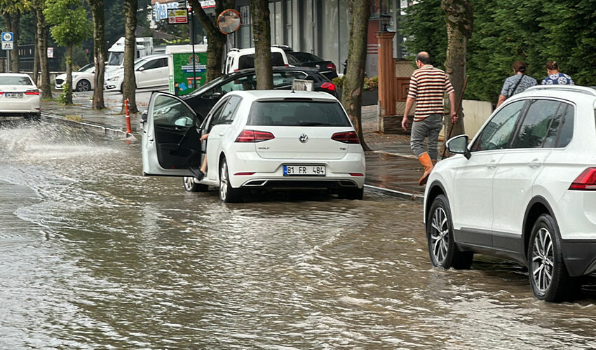 Marmara yağmur sezonunu açtı! 5 il, 5 dakikada göle döndü