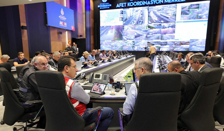 İstanbul'da sağanak alarmı! Uyarılar peş peşe geldi: 1 yıllık yağmur 3 günde yağacak