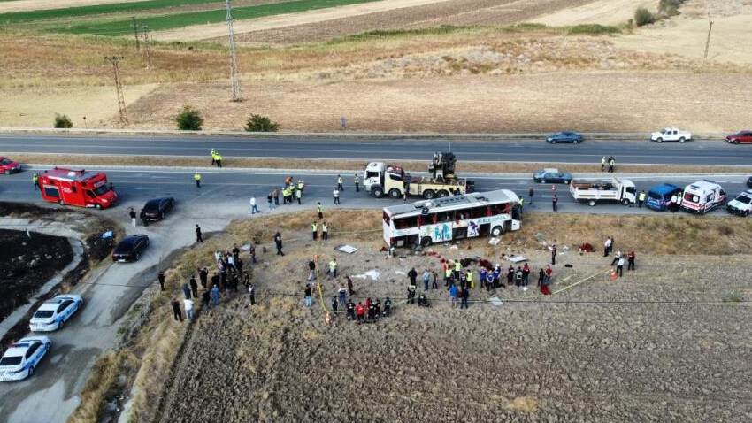 Son dakika... Amasya’da yolcu otobüsü devrildi: Çok sayıda yaralı var
