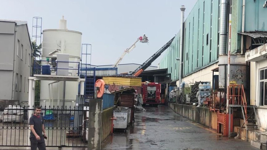 Tuzla'da fabrika yangını! Çok sayıda itfaiye ekibi sevk edildi Tuzla'da fabrika yangını! Çok sayıda itfaiye ekibi sevk edildi