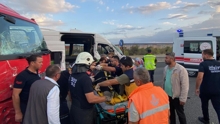 Tekirdağ'da yolcu minibüsü 'U' dönüşü yaparken kamyona çarptı: 6 yaralı Tekirdağ'da yolcu minibüsü 'U' dönüşü yaparken kamyona çarptı: 6 yaralı
