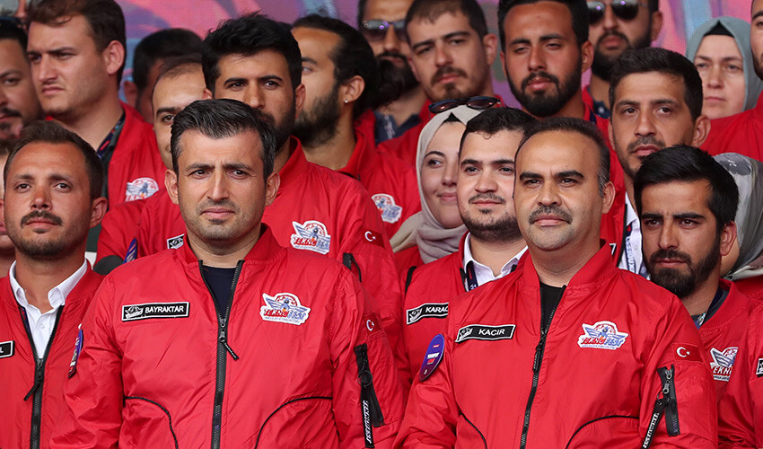 Selçuk Bayraktar'dan TEKNOFEST'ten anlamlı mesaj: Türk milleti birdir, bu meydandaki gibi beraberdir selçuk bayraktar