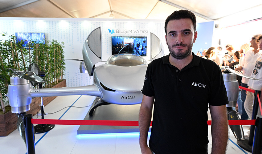 Yerli uçan araba AirCar'a vatandaşlardan yoğun ilgi AirCar