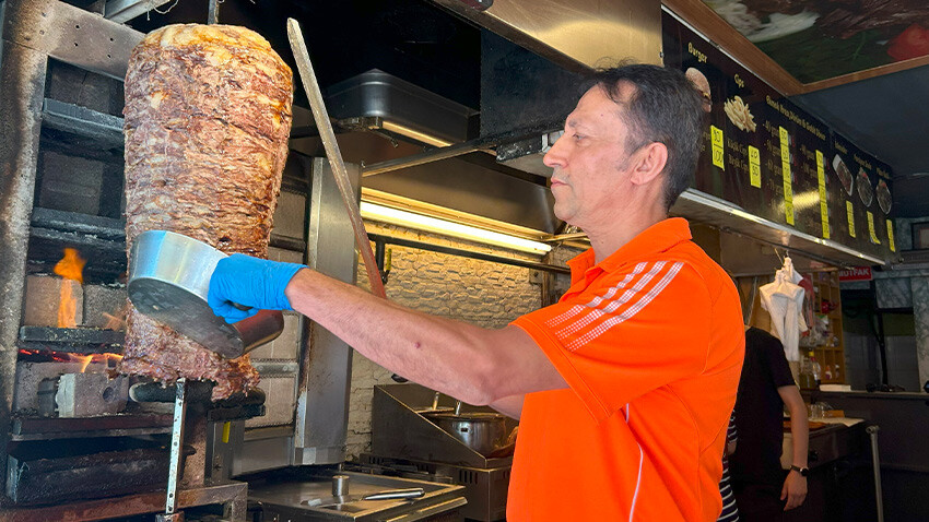 İlginç yarışma: Herkes bu dönerciyi tek yumrukla yerinden oynatmaya çalışıyor, kazanana bedava döner var!