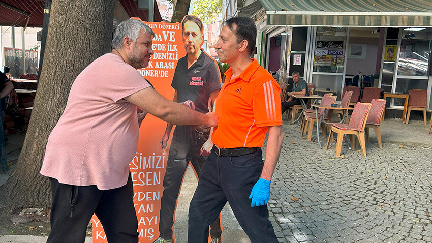 İlginç yarışma: Herkes bu dönerciyi tek yumrukla yerinden oynatmaya çalışıyor, kazanana bedava döner var!