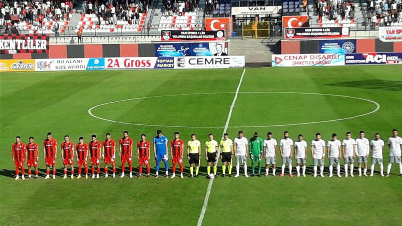 TFF 2. Lig&#039;de skandal! Vanspor Başkanı Zonguldak Kömürspor soyunma odasına silahla girdi