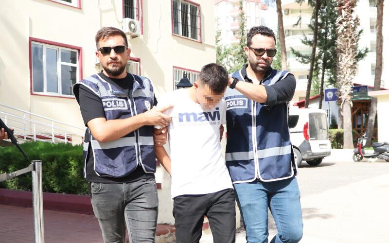 Kafede dehşet anları! Arkadaşlarıyla otururken sırtından vuruldu Kafede dehşet anları! Arkadaşlarıyla otururken sırtından vuruldu