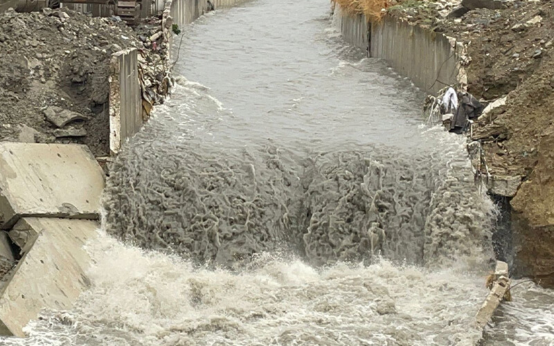 İstanbul’u sağanak vurdu! Esenyurt’ta dere taştı, istinat duvarı yıkıldı
