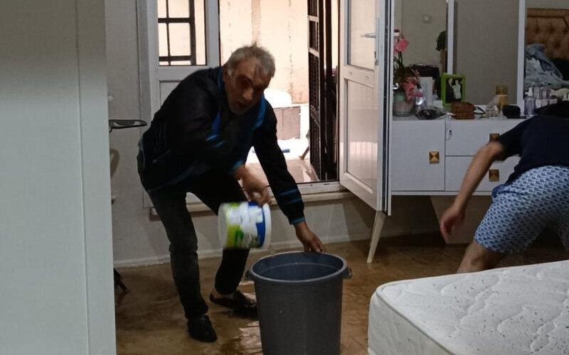 İstanbul’u sağanak vurdu! Esenyurt’ta dere taştı, istinat duvarı yıkıldı