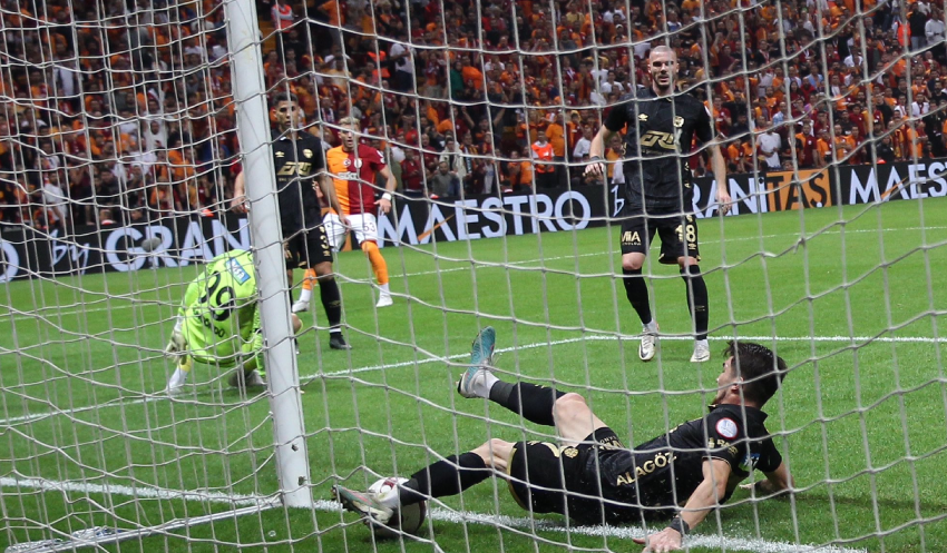 Deniz Çoban ve Bahattin Duran açıkladı! Galatasaray'ın golünde top çizgiyi geçti mi? Deniz Çoban ve Bahattin Duran açıkladı! Galatasaray'ın golünde top çizgiyi geçti mi?