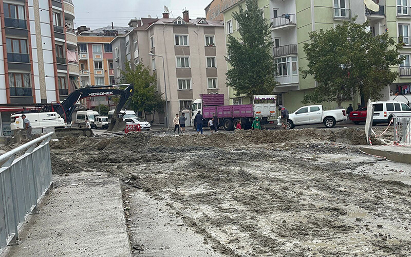 İstanbul’u sağanak vurdu! Esenyurt’ta dere taştı, istinat duvarı yıkıldı