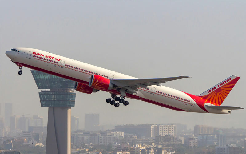 Hindistan'da pilotlara sıra dışı yasak! Artık güzel kokamayacaklar... Air India Havayollarına ait bir uçak kalkış esnasında görülüyor