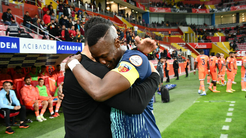 Çağdaş Atan'a Kayserispor - Başakşehir maçında sahte eurolar fırlatıldı Çağdaş Atan'a Kayserispor - Başakşehir maçında sahte eurolar fırlatıldı