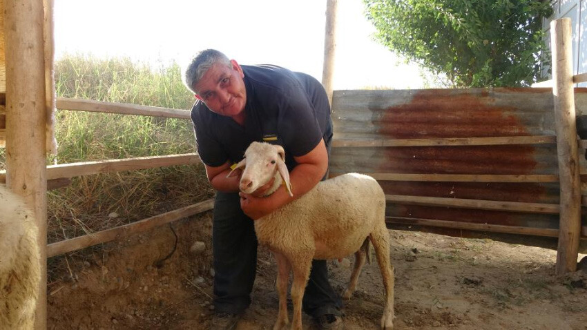 Cenaze yıkama aracıyla hayata tutundu: Zorlu hikayesi duyanları şaşırttı