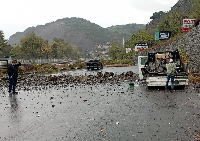 zonguldak dağdan düşen kaya kamyoneti ezdi