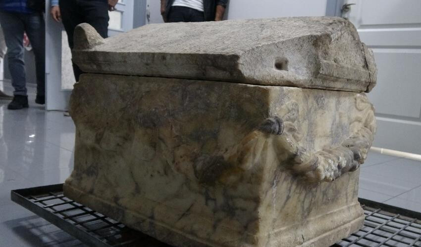 Ekipler halıya sarılı şekilde buldu.. Roma dönemine ait, değeri 400 bin dolar