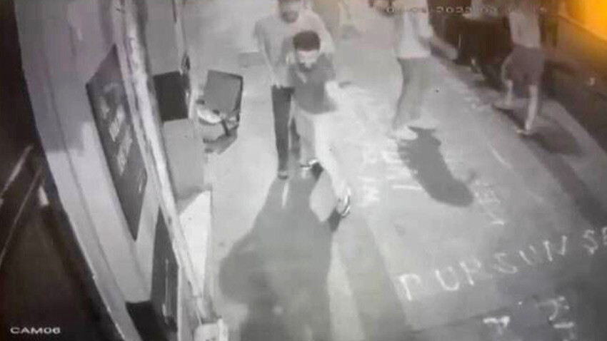 Sopalı saldırı güvenlik kamerasına anbean yansıdı