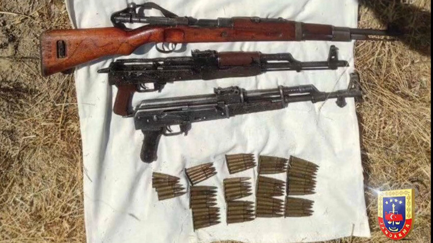 İçişleri Bakanı Ali Yerlikaya Bitlis, Van, Hakkari ve Diyarbakır’da Bölücü Terör Örgütünün (BTÖ) arazide sakladığı silah ve mühimmata yönelik başlatılan operasyonlarda 75 piyade tüfeği ele geçirildiğini açıkladı.