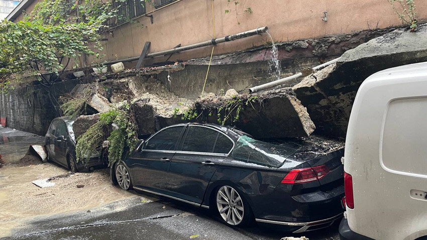 Önce Pendik şimdi Zeytinburnu: İstinat duvarı araçların üzerine çöktü İstanbul Zeytinburnu'nda bulunan bir sanayi sitesinin istinat duvarı park halindeki araçların üzerine çöktü.