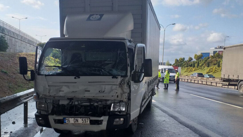 TEM Otoyolu'nda kamyon, tır ve yolcu otobüsü zincirleme kaza: 1 yaralı