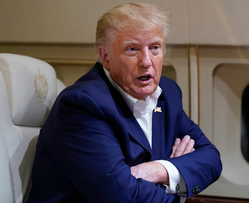 Eski ABD Başkanı Donald Trump, uçakta basın mensuplarıyla konuşuyor