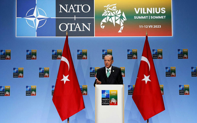 Cumhurbaşkanı Recep Tayyip Erdoğan, Vilnius'taki NATO Zirvesi esnasında basın mensuplarına açıklamalarda bulunuyor