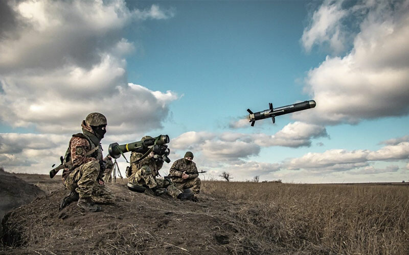 İngiltere'den NATO'ya çağrı: Ukrayna'yı Rusya'ya karşı savaşta tutmalıyız ABD yapımı Javelin ateşleyen asker grubu