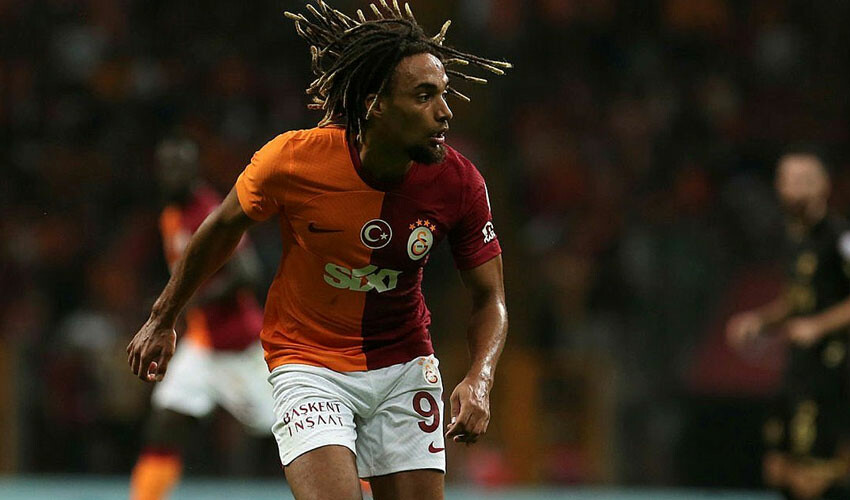Okan Buruk, Manchester United maçı öncesi oyun planını açıkladı! Aslan 3 puan istiyor Sacha Boey