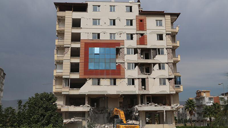 Hatay'da ağır hasarlı 7 bina kontrollü şekilde yıkıldı Hatay-bina yıkımı- deprem- hasar