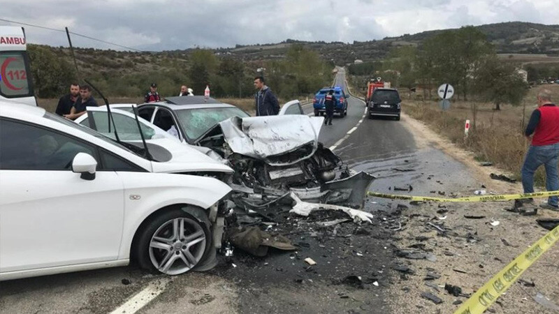 İki otomobil kafa kafaya çarpıştı: Yaralılar var Karabük- kaza