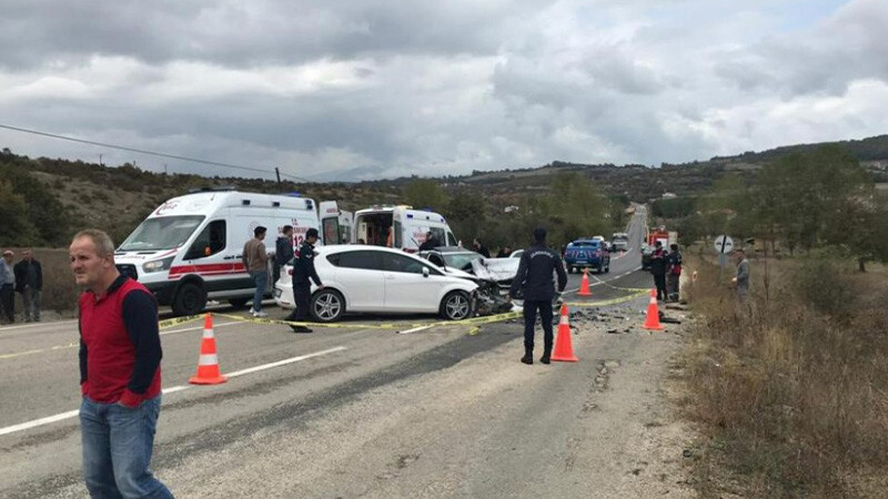 İki otomobil kafa kafaya çarpıştı: Yaralılar var karabük- trafik kazası