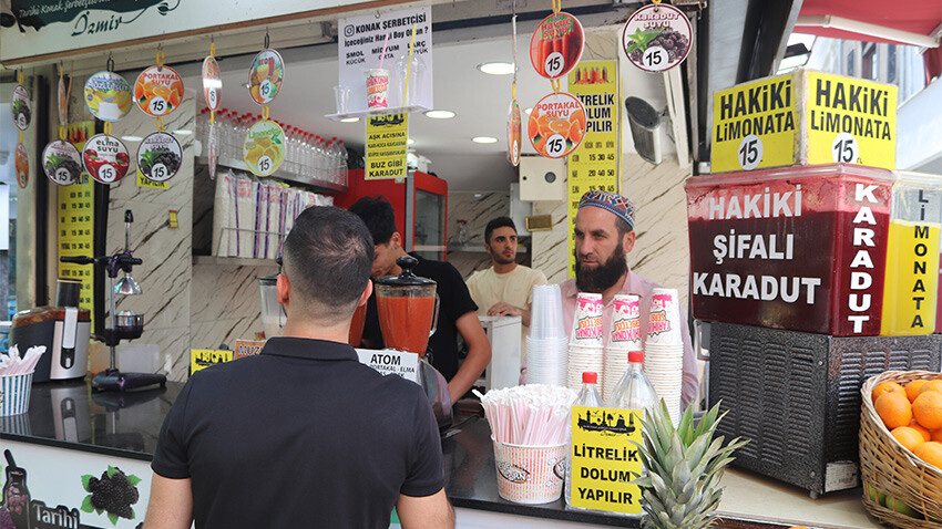 Şerbete düşen arıyı çıkarırken ölümden döndü: Bayılan adam hastaneye zor yetiştirildi Şerbete düşen arıyı çıkarırken ölümden döndü: Bayılan adam hastaneye zor yetiştirildi