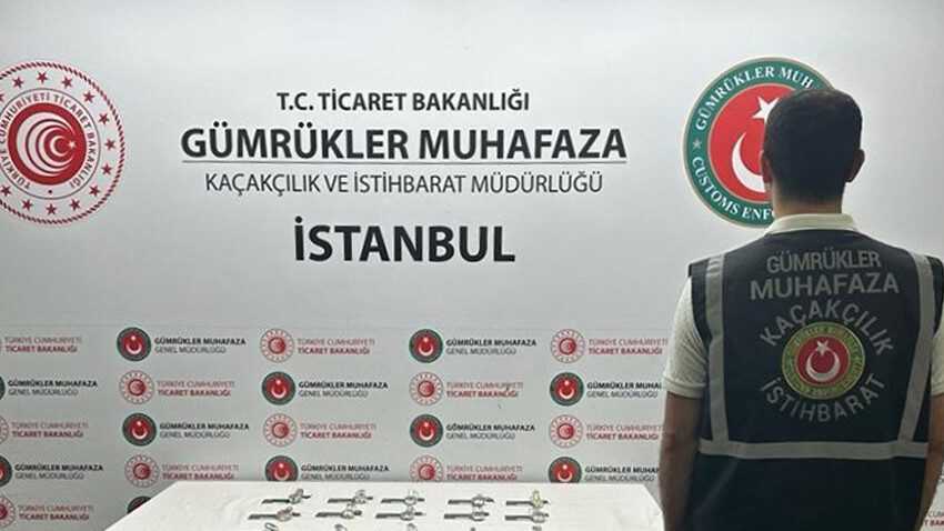 Sabiha Gökçen Havalimanı'nda ele geçirildi: Varis çoraplarına saklamış, piyasa değeri 7,6 milyon lira Sabiha Gökçen Havalimanı'nda ele geçirildi: Varis çoraplarına saklamış, piyasa değeri 7,6 milyon lira