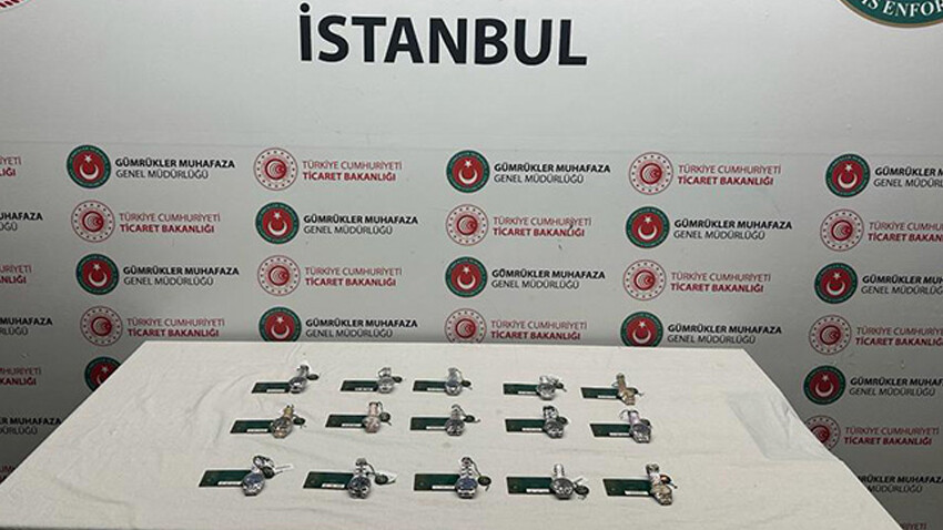 Sabiha Gökçen Havalimanı'nda ele geçirildi: Varis çoraplarına saklamış, piyasa değeri 7,6 milyon lira Sabiha Gökçen Havalimanı'nda ele geçirildi: Varis çoraplarına saklamış, piyasa değeri 7,6 milyon lira