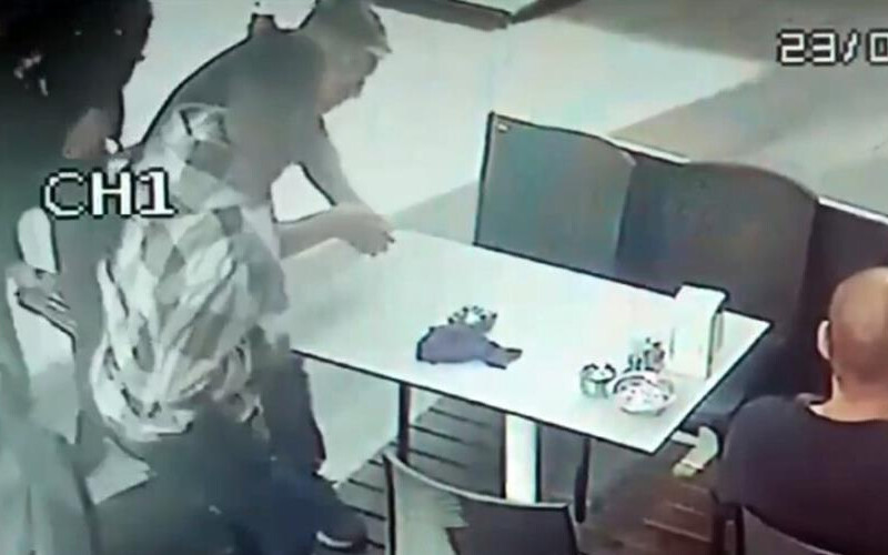 İstanbul’un göbeğinde silahlı saldırı: Adres sorma bahanesiyle büfeyi kurşunladılar!