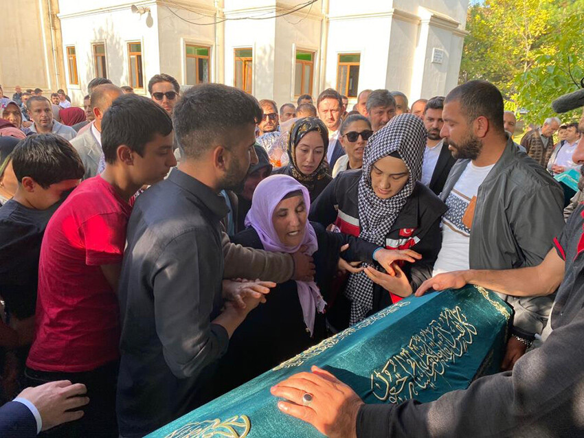 Sancaktepe’de kaybolduktan sonra cansız bedenleri bulunan 3 kardeş Yenidoğan Mezarlığı'nda toprağa verildi Sancaktepe’de kaybolduktan sonra cansız bedenleri bulunan 3 kardeş Yenidoğan Mezarlığı'nda toprağa verildi