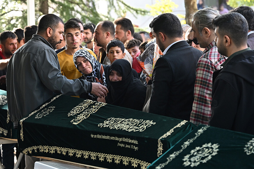 Sancaktepe’de kaybolduktan sonra cansız bedenleri bulunan 3 kardeş Yenidoğan Mezarlığı'nda toprağa verildi Sancaktepe’de kaybolduktan sonra cansız bedenleri bulunan 3 kardeş Yenidoğan Mezarlığı'nda toprağa verildi