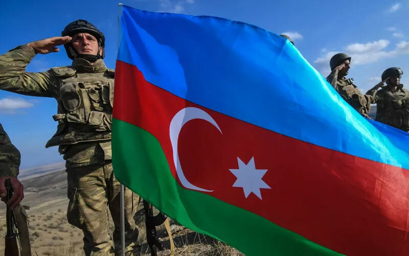 Rusya'dan Ermenistan'a Fransa'ya yaklaşmayın uyarısı: Afrika'da istenmeyip kovuldular Azerbaycan bayrağına selam veren bir Azeri askeri