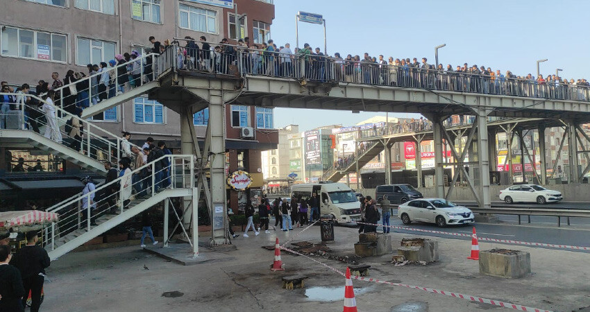 İstanbul'da metrobüs duraklarındaki yoğunluk vatandaşları isyan ettirdi