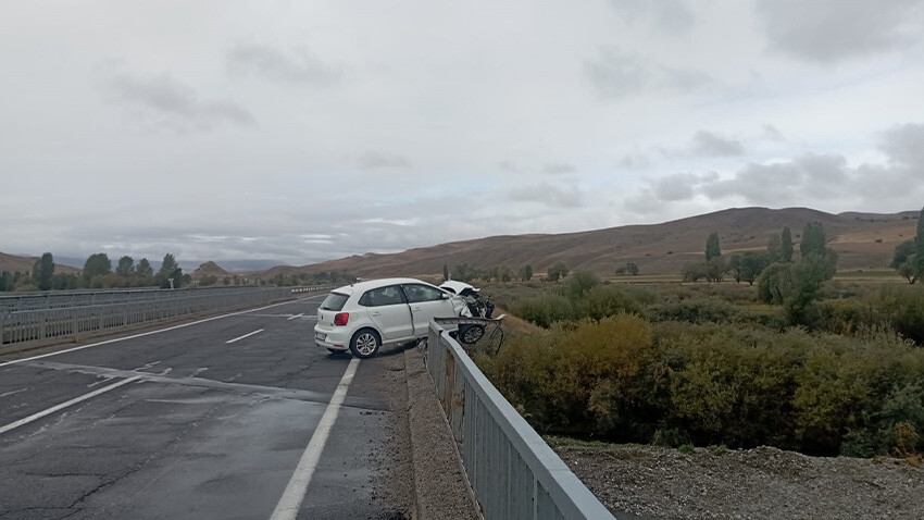 Ölümden döndüler: Otomobil köprüde asılı kaldı