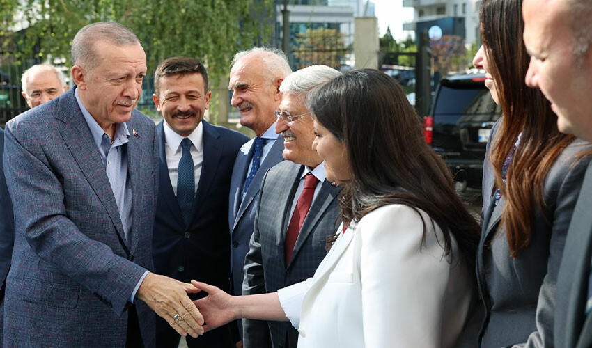 Rahatsızlandığı iddia edilen Cumhurbaşkanı Erdoğan AK Parti Genel Merkezi'nde partililerle biraraya geldi