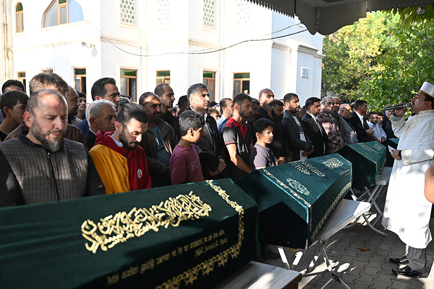 Sancaktepe’de kaybolduktan sonra cansız bedenleri bulunan 3 kardeş Yenidoğan Mezarlığı'nda toprağa verildi Sancaktepe’de kaybolduktan sonra cansız bedenleri bulunan 3 kardeş Yenidoğan Mezarlığı'nda toprağa verildi