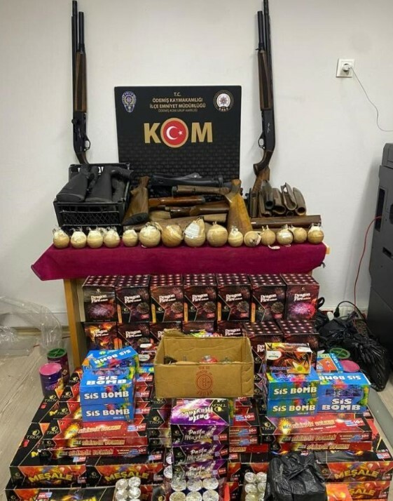 İzmir'de silah imalatı ve ticareti yapılan adrese baskın: 3 gözaltı İzmir- operasyon